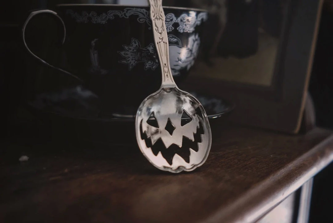 Lively Ghosts Haunted Hallows Tea Spoon - Silver Gift Ideas 4 Lively Ghosts Haunted Hallows Tea Spoon - Silver Gift Ideas